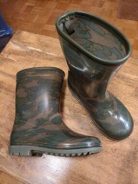 Carter's Kids Rain Boots - size 9